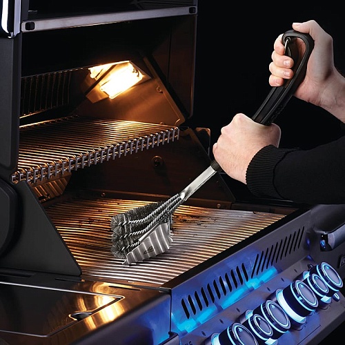 Щетка Napoleon для чистки решеток гриля с ворсом из нерж. стали трехрядная Щетка Napoleon для чистки решеток гриля с ворсом из нерж. стали трехрядная