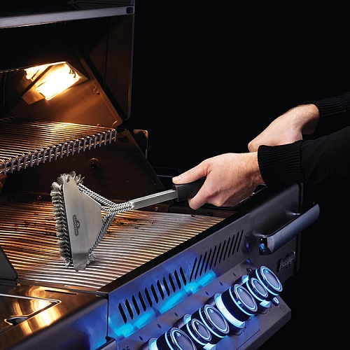 Щетка Napoleon для чистки решеток гриля с ворсом из нерж. стали трехрядная Щетка Napoleon для чистки решеток гриля с ворсом из нерж. стали трехрядная