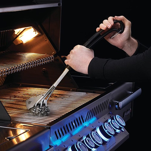 Щетка Napoleon для чистки решеток гриля с ворсом из нерж. стали трехрядная Щетка Napoleon для чистки решеток гриля с ворсом из нерж. стали трехрядная