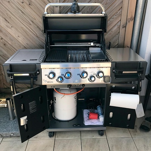 Газовый гриль Broil King Regal 490 черный (с конфоркой) Газовый гриль Broil King Regal 490 черный (с конфоркой)
